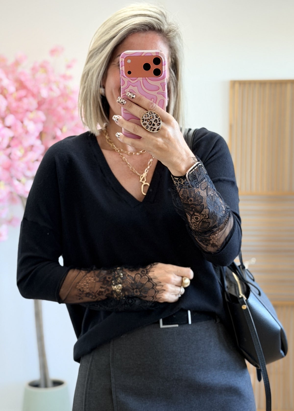 Pull col et manches en dentelle