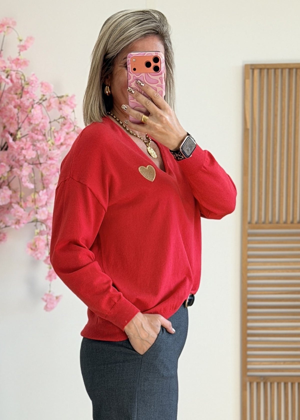 Pull rouge col V cœur or