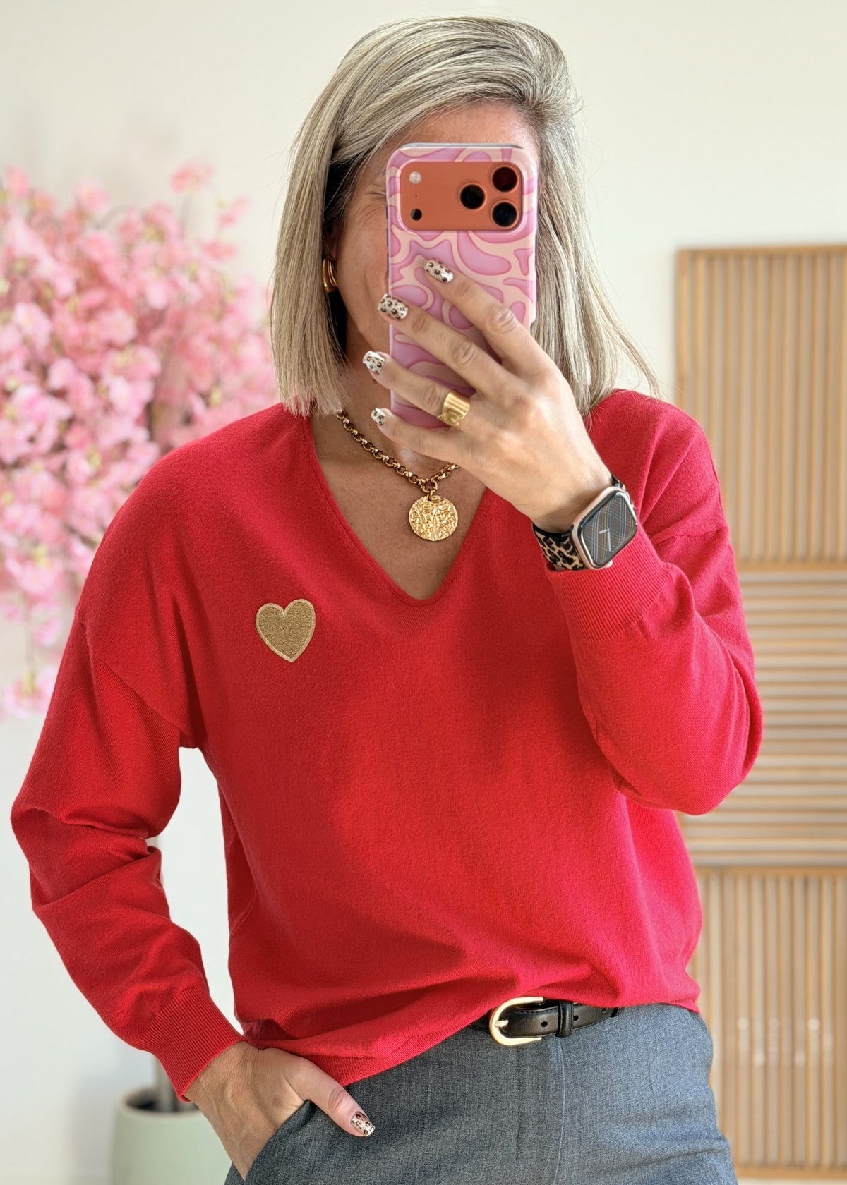 Pull rouge col V cœur or