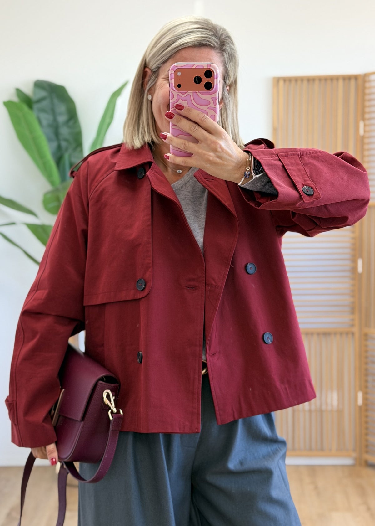 Trench bordeaux avec capuche amovible