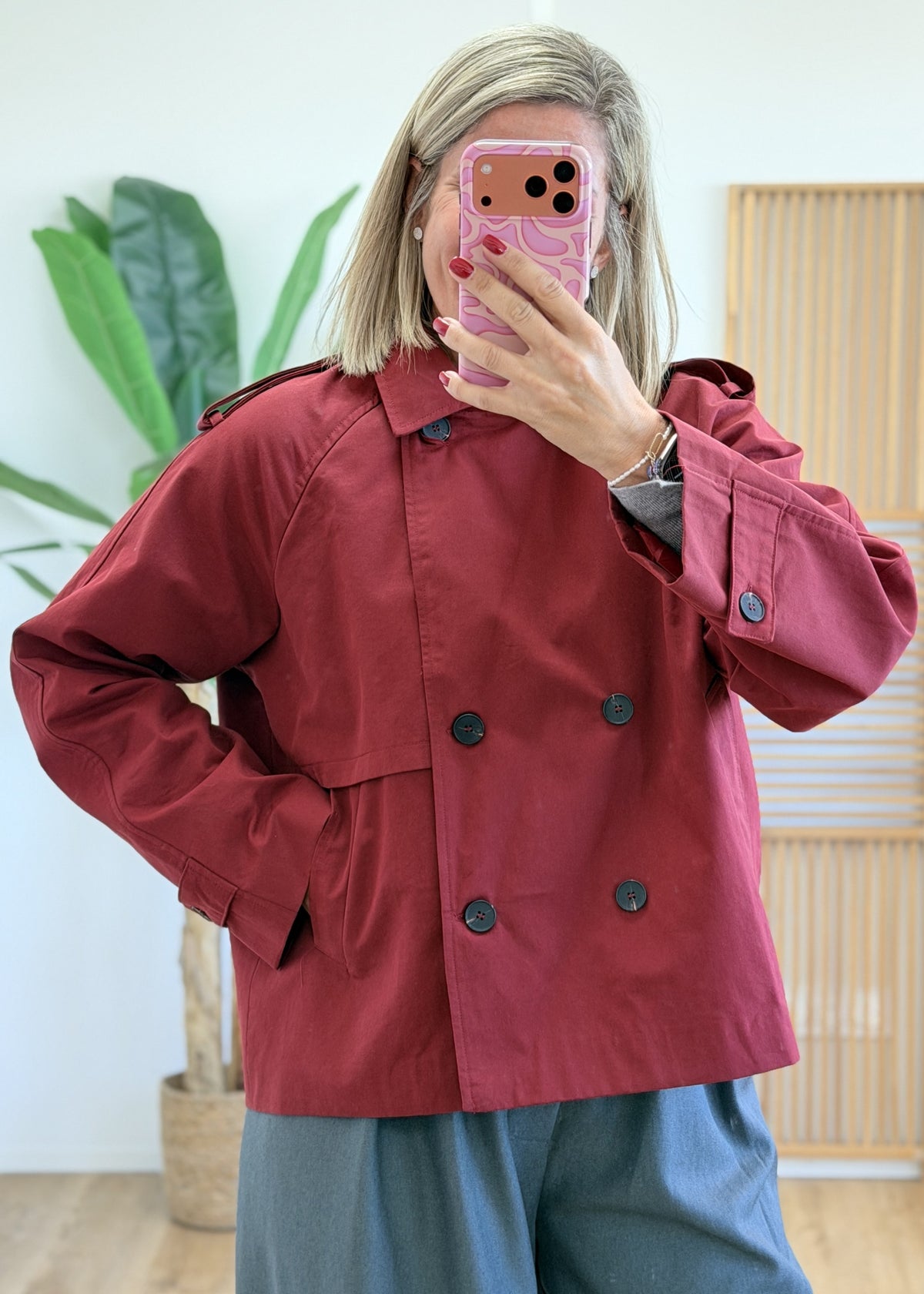Trench bordeaux avec capuche amovible