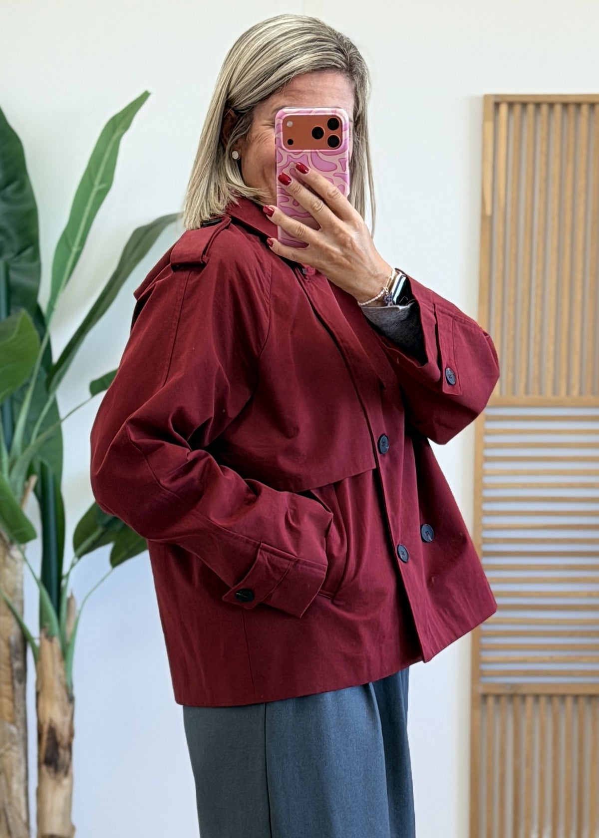 Trench bordeaux avec capuche amovible