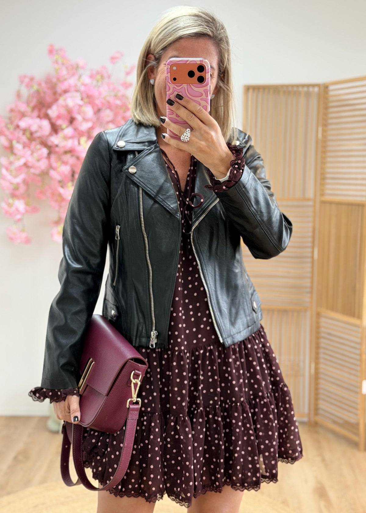 Robe fluide asymétrique à volants – Bordeaux rose